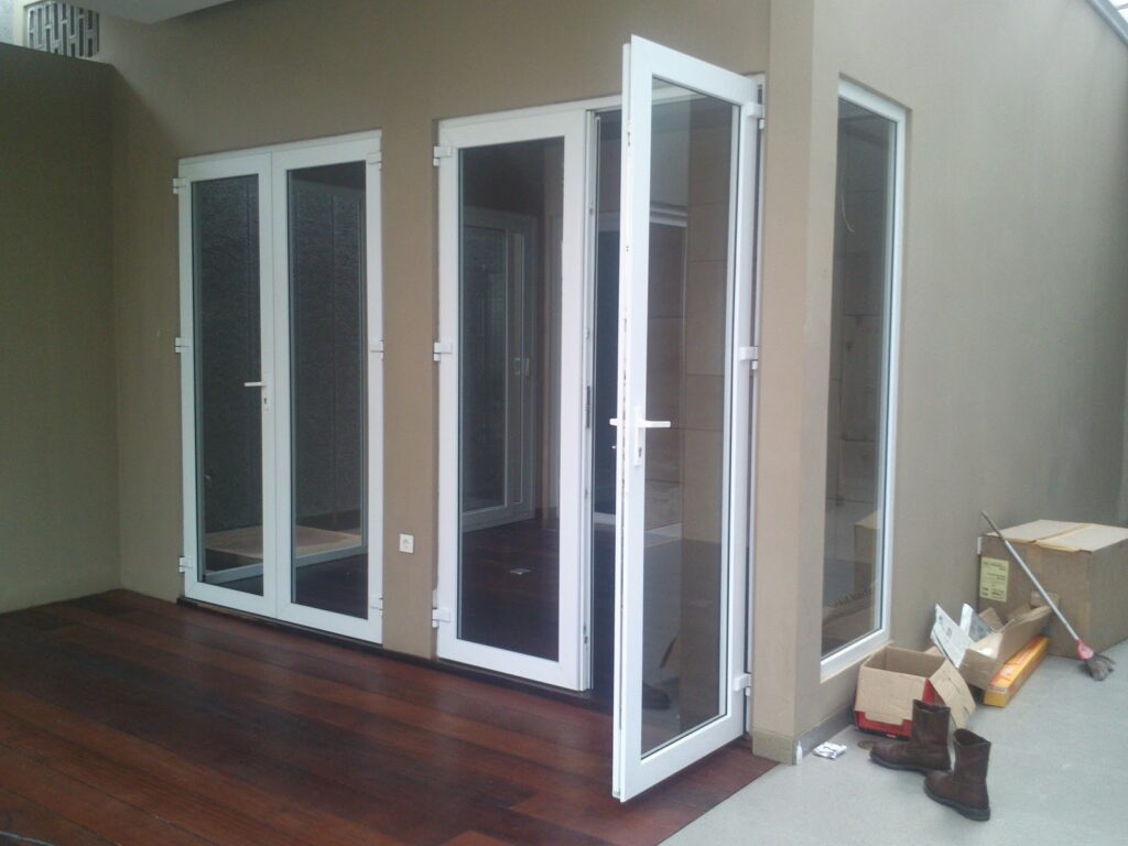 Tampilan pintu rumah menggunakan kusen UPVC yang tahan air dan sangat mudah dibersihkan.