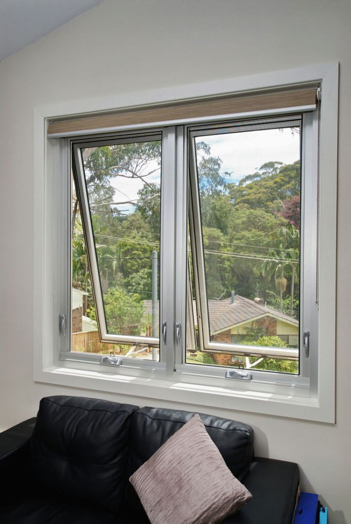 Model kusen jendela UPVC minimalis warna putih terpasang pada dinding ruang tamu modern