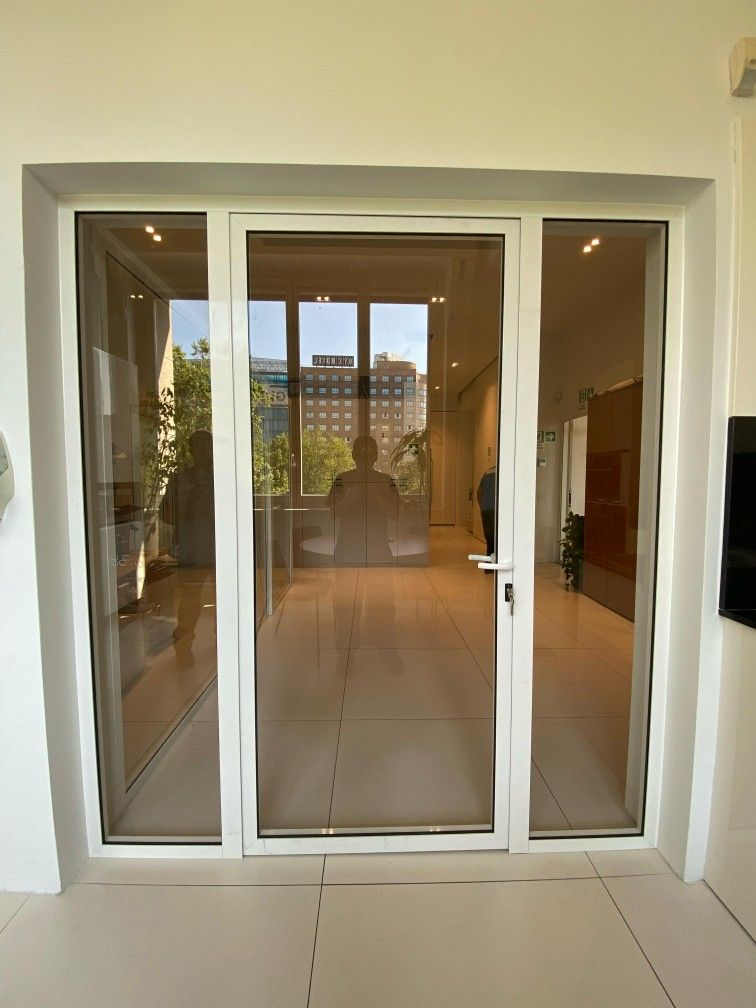 Kusen Pintu UPVC putih minimalis pada rumah modern.