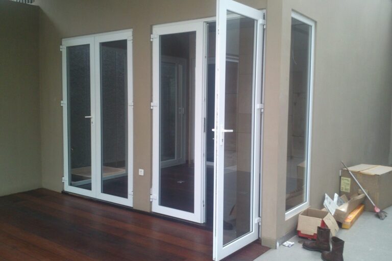 Pintu UPVC minimalis berkualitas warna putih terpasang rapi di salah satu perumahan modern di daerah Bekasi.