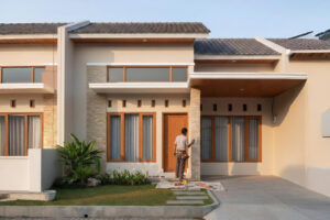 Model pintu UPVC serat kayu elegan untuk pintu utama rumah di Kebayoran Lama.