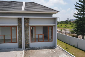 Model jendela UPVC motif serat kayu warna coklat tua yang elegan untuk ruang tamu minimalis.