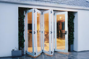 Pintu lipat UPVC warna putih minimalis yang terpasang di area teras rumah kawasan Cibitung Bekasi.