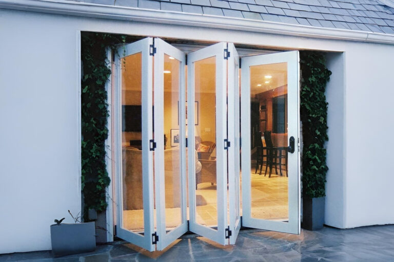 Pintu lipat UPVC warna putih minimalis yang terpasang di area teras rumah kawasan Cibitung Bekasi.