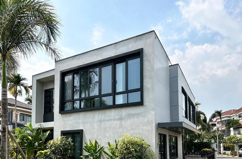 Pemasangan jendela sliding UPVC minimalis warna putih di rumah Kebayoran Lama.
